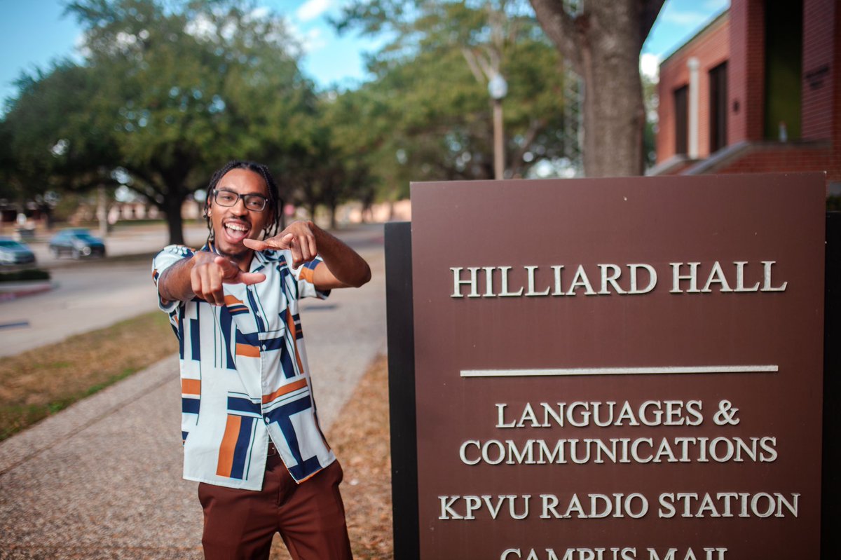 juannn_me's tweet image. “JeJuan, They’re ready for you on stage!”

B.A. Mass Communications 🗣
Minor in Music 🎼
Charles Gilpin Player ‘19 🎭
Forever Reality Productions  🎬

Dear Prairie Vieww, our song to thee we raiisse 🎶 

8 more days till graduation 👨🏾‍🎓‼️ #PV20
@VoceProduction 📸💪🏾
👕👖@hannuhnell