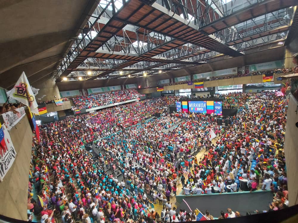 Galindez_vzla's tweet photo. Extraordinario cierre de campaña en nuestro estado Miranda. ✊🏼
 ¡Viva Miranda! ✊🏼
@HectoRodriguez 
@NicolasMaduro https://t.co/uuvHZALTk8