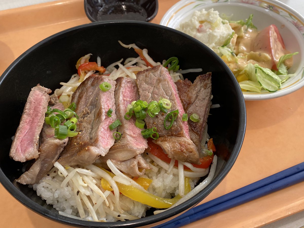 Masaya Ando 千葉工業大学 津田沼キャンパス学食の今日のスペシャルランチは ステーキ丼 600円です めちゃくちゃ久しぶりの 学食報告です 本学学食は 技術職員さんお手製の衝立とスタッフさんの食後すぐの消毒など 最大限の予防を実施