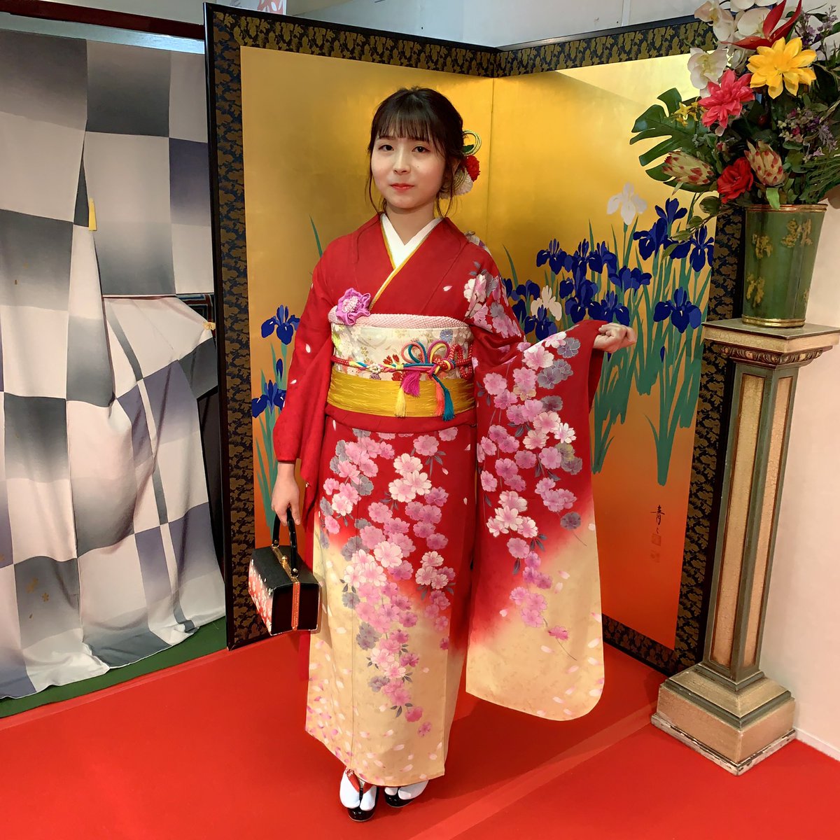 きもの 振袖 まつき苑 天文館 はにかんだ笑顔がなんとも可愛らしいお嬢様 赤い振袖にしだれ八重桜の模様がとっても上品ですね ふわっとした髪型も素敵 まつき苑 まつき苑振袖 まつき苑着物 前撮りヘア 前撮りポーズ 振袖赤 振袖ヘアアレンジ