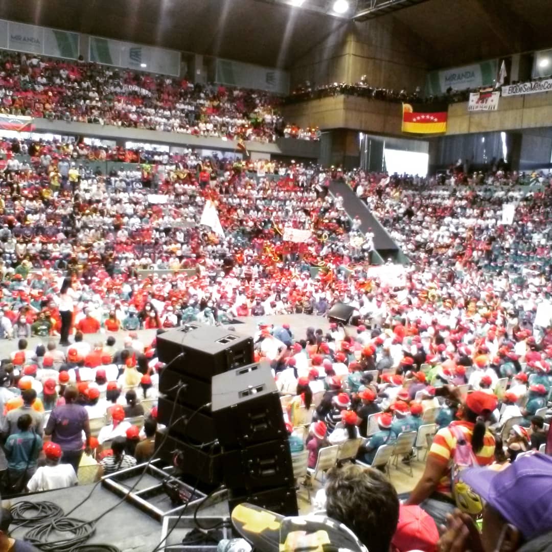 RedPlazaInforma's tweet photo. #3nov Así fue como el Pueblo de Miranda desbordo el Gimnasio "José Papa Carrillo", en el Cierre de Campaña de los Candidatos/as a la AN por el GPP. Junto al jefe de CC Dariovivas @jorgerpsuv

#VamosVenezuela
#tropacircuito4 #tropacircuito4miranda
 @RodolfoSanzPSUV @azucena_jaspe https://t.co/CRrJNTPRzq