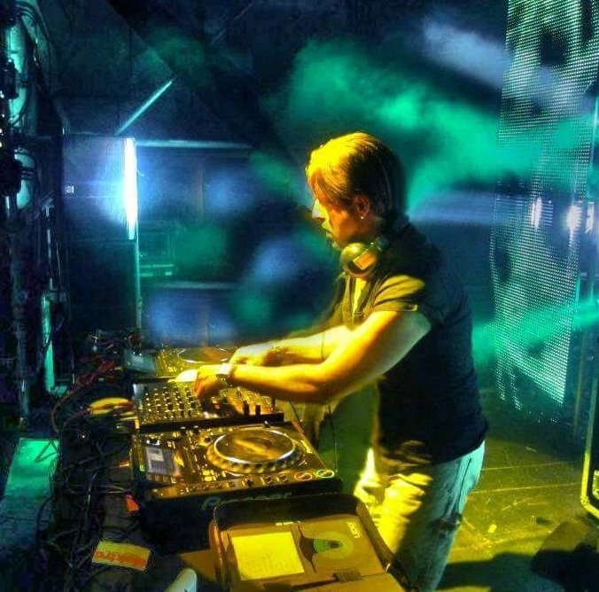 Le 2 novembre à Déviations sur CKIA FM 22h : <a href="/gregortresher/">Gregor Tresher</a>, <a href="/saralandrydj/">💫 SARA LANDRY 💫</a>, Davinson, <a href="/DinoMaggiorana/">Dino Maggiorana</a>, <a href="/DJ_NoemiBlack/">Noemi Black</a>, <a href="/DjMarkReeve/">yolk</a> &amp; <a href="/AlexHanubis/">HANUBIS</a>

23 h : <a href="/DIRTYPHONICS/">Dirtyphonics</a>, <a href="/CYBERPUNKERS/">CYBERPUNKERS</a>, <a href="/knifepartyinc/">Knife Party</a>, Hot Shit!, Lo-Fi Bitches, <a href="/jamesegbert/">James Egbert</a>, The Element &amp; <a href="/orbitalband/">Orbital</a>