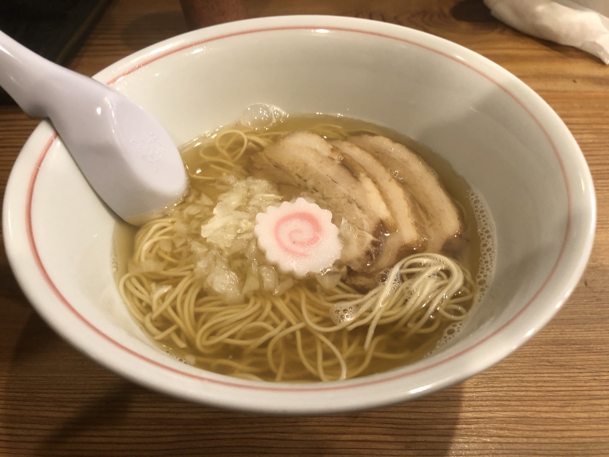 Raffarinet K 別邸三く 肉入り塩煮干しそば 今朝初めての 朝ラー してきました キリッと塩が効いた 煮干しのラーメン 細麺に絡めてスルスルっと 美味しくいただきました 朝から食べるラーメンも いいかもしれない ごちそうさまでした 別邸