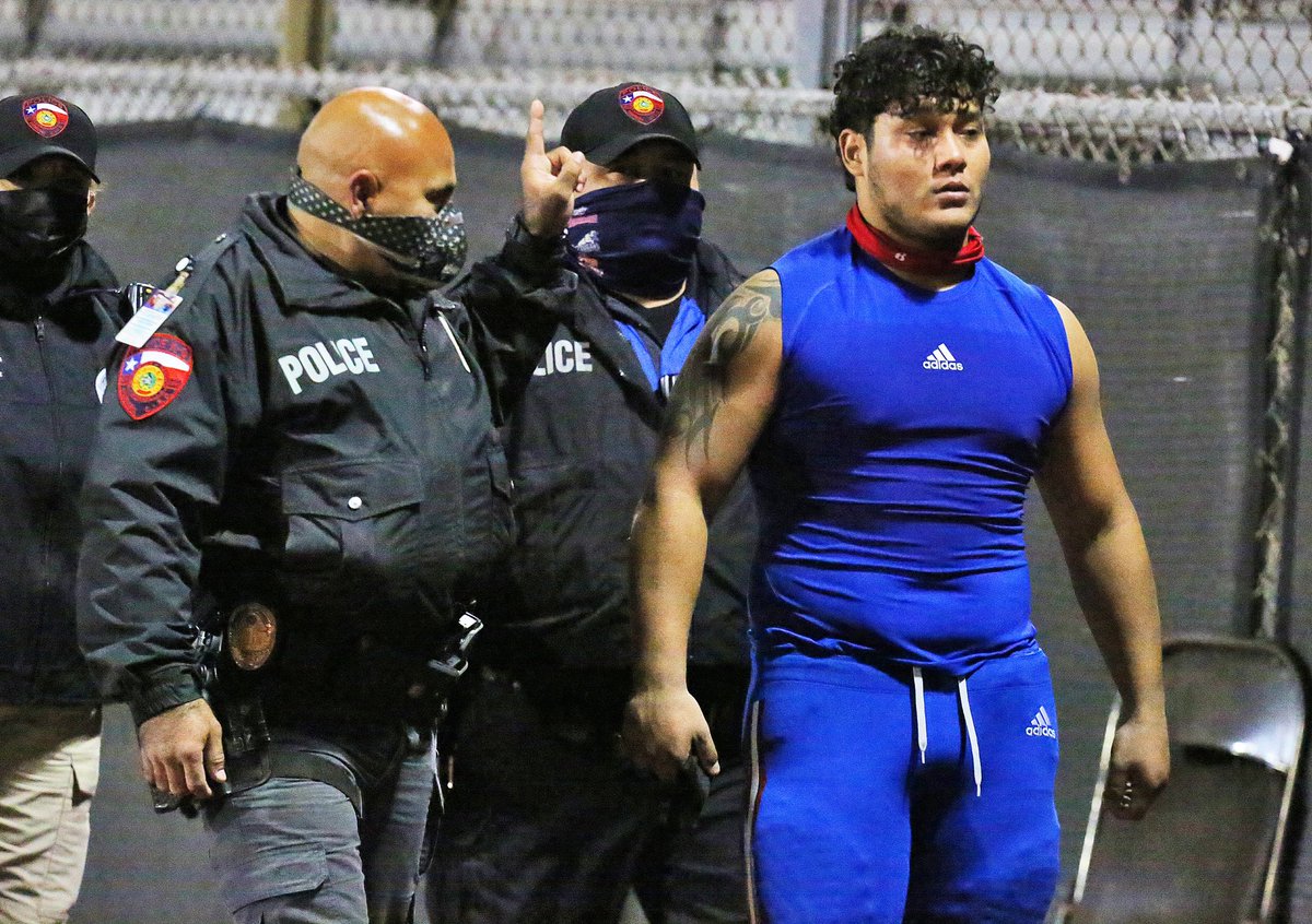 Images from the altercation between Edinburg High’s Duron and the ref in Q2 #RGV #RGVFootball #txhsfb

📸 @monitorphoto @MonitorJoel