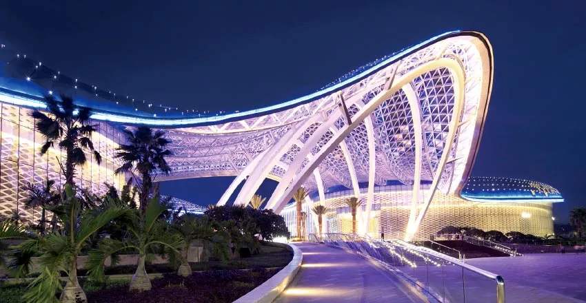 The total investment in wrapping up the construction of a new international trade center for duty free goods in Hainan's Haikou will amount to 12.8 billion yuan (about $ 1.9 billion).
