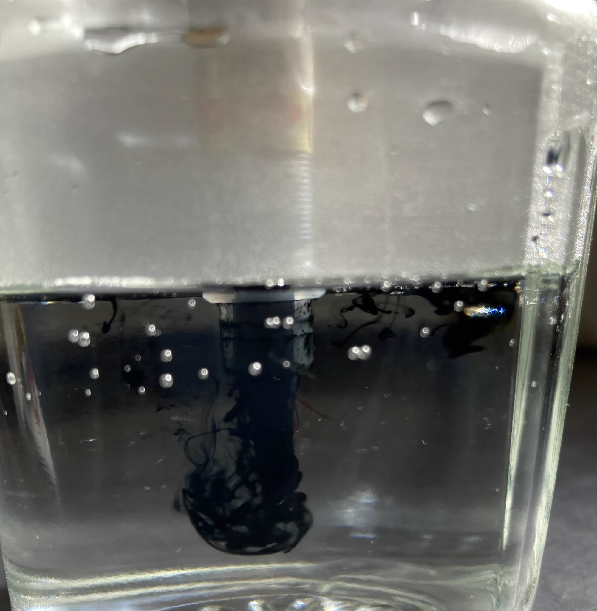 やべ！今年も試し書き用の筆ペン手入れしなきゃ！！😂💦
と思って、お湯に浸してきましたよっと♨️♨️♨️
根っこのビローンと飛び出した毛は、さすがに直らなかったのでカットしました✂️笑  