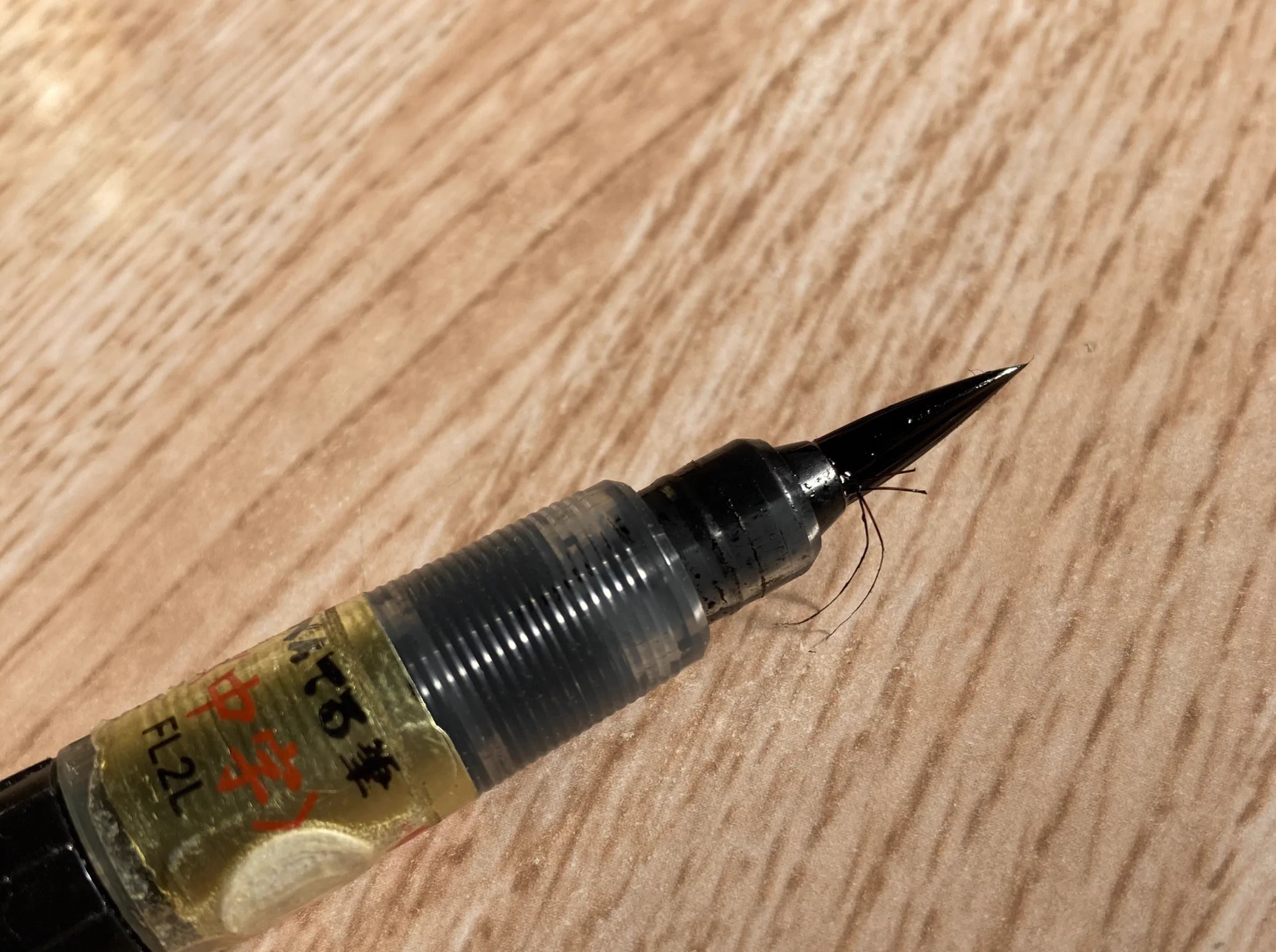 やべ！今年も試し書き用の筆ペン手入れしなきゃ！！😂💦
と思って、お湯に浸してきましたよっと♨️♨️♨️
根っこのビローンと飛び出した毛は、さすがに直らなかったのでカットしました✂️笑  