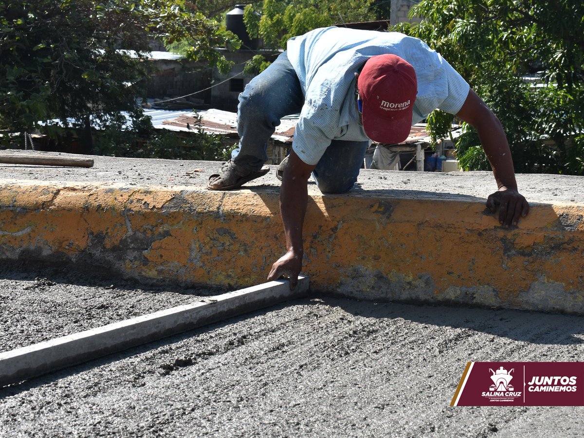 GobDeSC's tweet photo. El Gobierno Municipal realiza el mantenimiento de un tramo del concreto hidráulico de la vialidad de Cuatro Carriles. Se ha hecho una radiografía de las calles del centro de la ciudad y del acceso principal #JuntosCaminemos @JuanCarlosAteks @salomonj @lopezobrador_ https://t.co/AaKop4RGrs