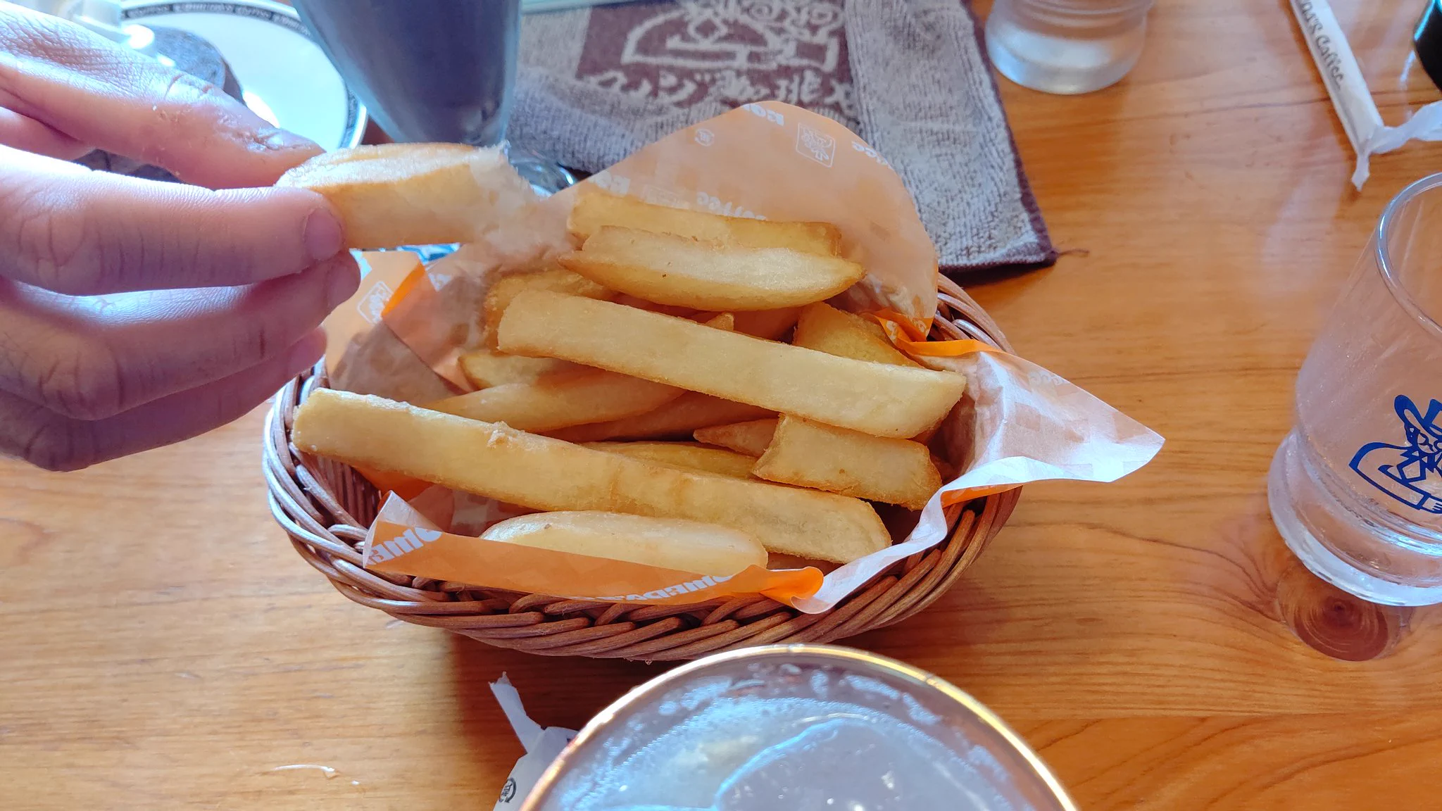 @potatomanjapan 少し前はこんな感じでモスバーガーのポテトを2倍くらいぶっとくしたやつでした。 