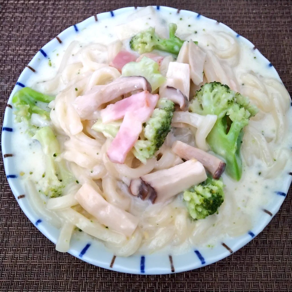 お昼ごはんにいただきました(੭ˊ꒳​ˋ)੭
完全にお皿ミスったw
生クリーム使ってないけど濃厚で美味しかった〜✨
めんつゆちょっとかけるのいいですね！中濃ソースにしたらさらに洋風感増しそう(* ॑꒳ ॑*)
ごちそうさまでした〜💕
#お昼ごはん #おうちごはん #ひとりごはん #山本ゆりさん  