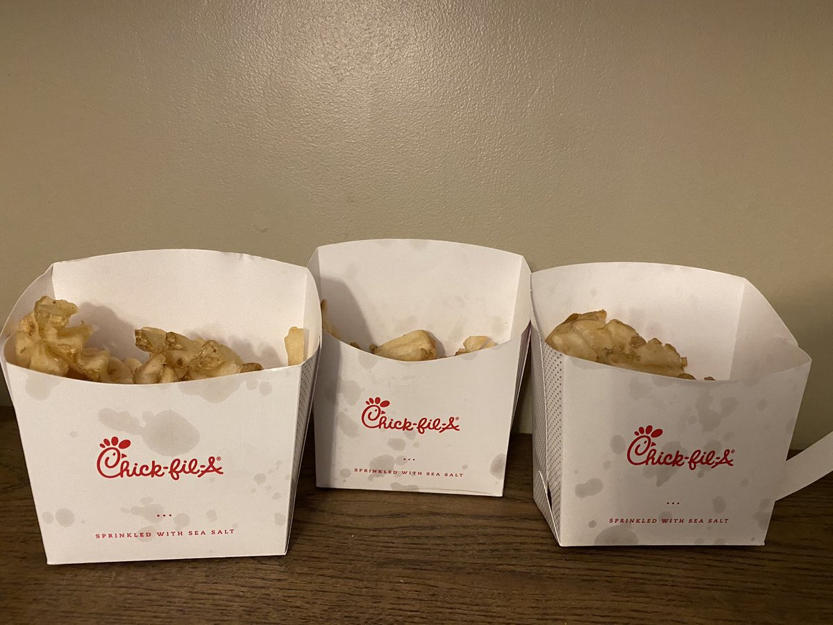 ashley__hardy's tweet photo. I will never understand why @ChickfilA thinks it’s okay to fill up fries like this😡 anyone else have this issue lately?!? (Plus, one was supposed to be a large🙄) https://t.co/4az0vRyVLT