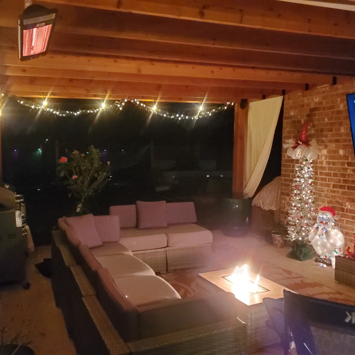 markcarruba's tweet image. Outdoor retreat its a little chilly but the fire and heater warm it up! #pergola #patiodesign