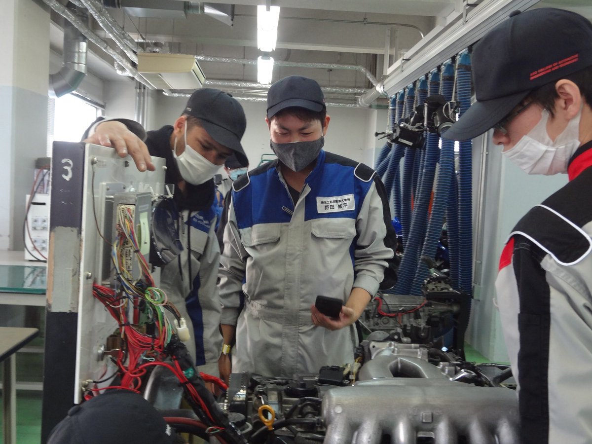 麻生工科自動車大学校 整備科1年生の授業風景 麻生工科自動車大学校 麻生 九州最大 整備士 1級自動車整備士 2級自動車整備士 2級二輪自動車整備士 自動車設計 設計 Catia 福岡 学生フォーミュラ 就職サポート 留学支援 トヨタ86