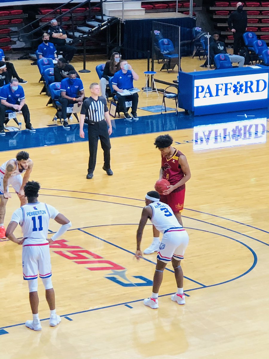 CoachMorris5's tweet photo. My guy played in his first collegiate game tonight! I couldn’t have been prouder, to see where he was when we started this journey to where he is now is a testament to the countless hours of hard work he’s put in over the years .
#AlwaysOWE❤️💛
#MyFirstD1Kid🏀 https://t.co/LwThlTIV8c