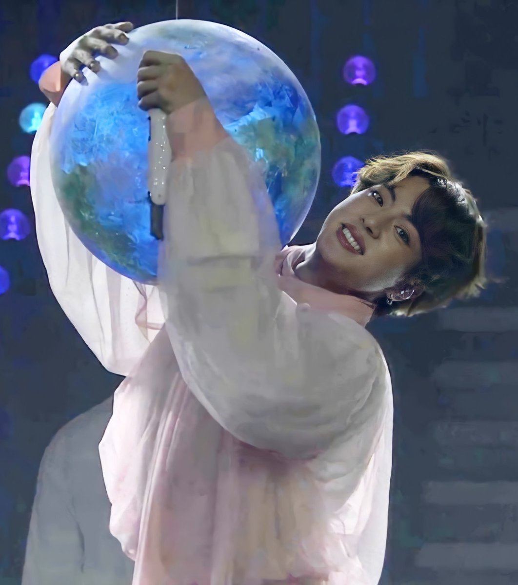 yoonshook_'s tweet image. "¿De verdad te conoces, sabes lo hermosa que es tu alma? Me moveré a tu alrededor, estaré a tu lado, tu luz seré. Todo por ti." -Moon by Jin.🌙
#OurMoonJin