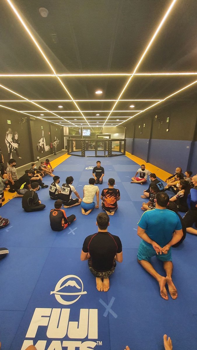Seminario de apertura de MD self defense academy Pedregal / renzo gracie mexico con el triple C @HenryCejudo https://t.co/XVdvHv3jGF