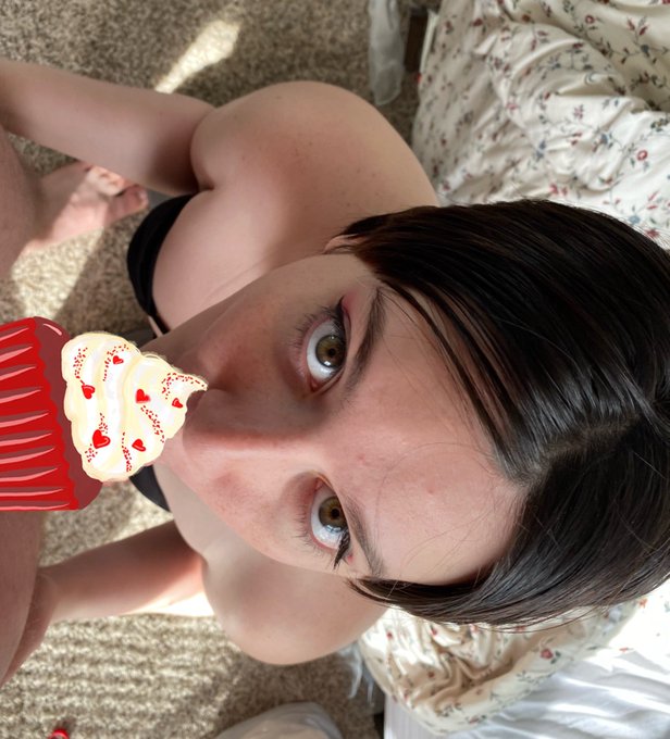 I thought my eyes looked cute while I was enjoying...a cupcake ☺️🧁 https://t.co/wOSbRParz1