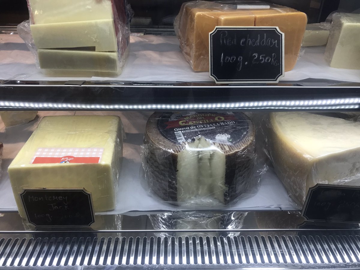 He encontrado queso manchego en Chennai a precio de oro. 4,5€ por 100g.
Tengo tentaciones pero por ahora resisto 😆