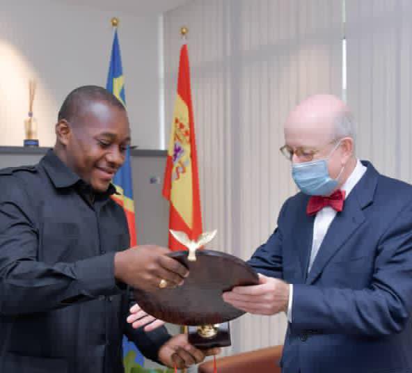 guyloando_glv's tweet photo. Le Sénateur @GuyLoando_ , Pdt de la Fondation #WIDAL a été honoré ce Jeudi 3 décembre 2020 par la visite de courtoisie dans notre Cabinet de S.E.M. Mr Carlos Robles,Ambassadeur d'Espagne en #RDC, pour des échanges portant sur des questions de développement pour la RDCongo. #vgl https://t.co/HNUARH7XQI