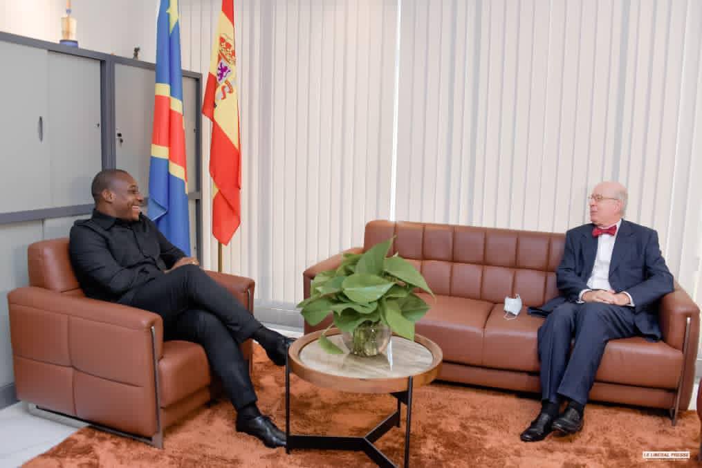 guyloando_glv's tweet photo. Le Sénateur @GuyLoando_ , Pdt de la Fondation #WIDAL a été honoré ce Jeudi 3 décembre 2020 par la visite de courtoisie dans notre Cabinet de S.E.M. Mr Carlos Robles,Ambassadeur d'Espagne en #RDC, pour des échanges portant sur des questions de développement pour la RDCongo. #vgl https://t.co/HNUARH7XQI