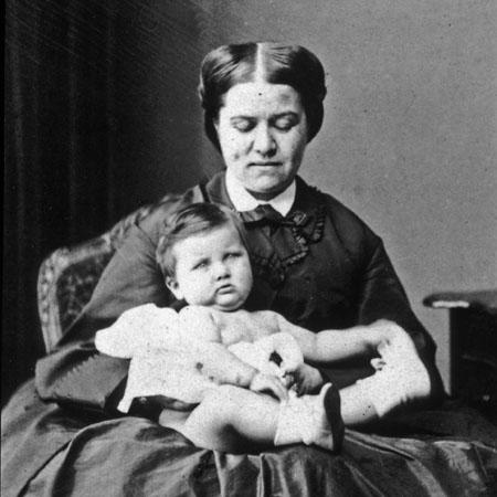 5/ C’est justement à Strasbourg qu’il rencontre Marie Laurent, la fille du recteur de l’université. Ils se marient et auront 5 enfants. Marie travaillera aux côtés de Louis toute sa vie, en écrivant avec lui mais aussi en s’occupant de la gestion de sa notoriété et son image.