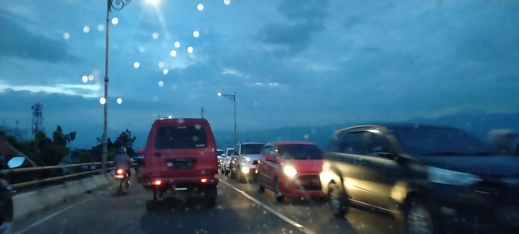 #lalinBDG 17.52 : Flyover Kiaracondong arah Soekarno Hatta padat,  arah sebaliknya lancar | <a href="/arlindaWijaya/">Bukan supir!</a>