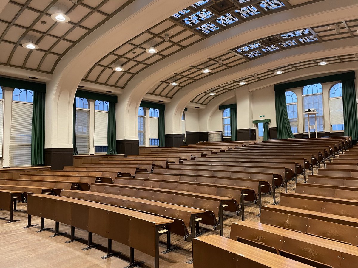 ryosokai's tweet image. 【六甲台第一キャンパスロケ地巡り②】

阪神・淡路大震災時に精神科医として活躍した安和隆(柄本佑さん)の生涯を描く「心の傷を癒すということ」では、和隆の恩師・永野良夫(近藤正臣さん)が講義を行う場面が撮影されました！

実はこの本館102教室は天井のステンドグラスがとても綺麗です✨