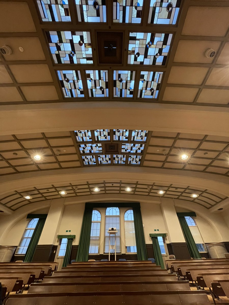 ryosokai's tweet image. 【六甲台第一キャンパスロケ地巡り②】

阪神・淡路大震災時に精神科医として活躍した安和隆(柄本佑さん)の生涯を描く「心の傷を癒すということ」では、和隆の恩師・永野良夫(近藤正臣さん)が講義を行う場面が撮影されました！

実はこの本館102教室は天井のステンドグラスがとても綺麗です✨