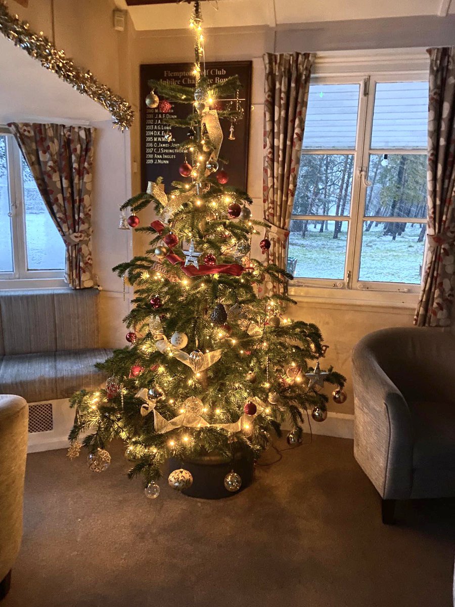 But baby it’s cold outside! ❄️ 

Come down to the clubhouse where a warm Christmassy welcome awaits you! 🎄 

Some great snowy photos taken by Ellie at the golf course this morning ❄️