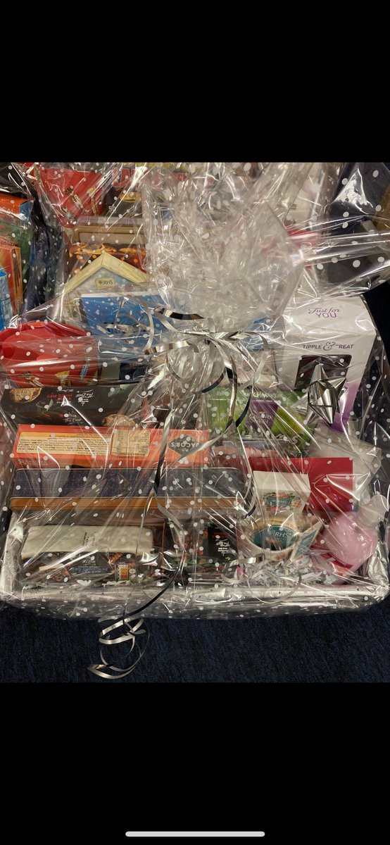 ArmleyMedical's tweet photo. Handing our 12 festive hampers over to the wonderful @ArmleyHH who will be distributing  them to the elderly &amp; vulnerable in our community 🎁🎅 THANK YOU  to our amazing staff for donating all the gifts &amp; treats. #community #NHSLeeds  #ChristmasHampers https://t.co/BUWtmpULXx