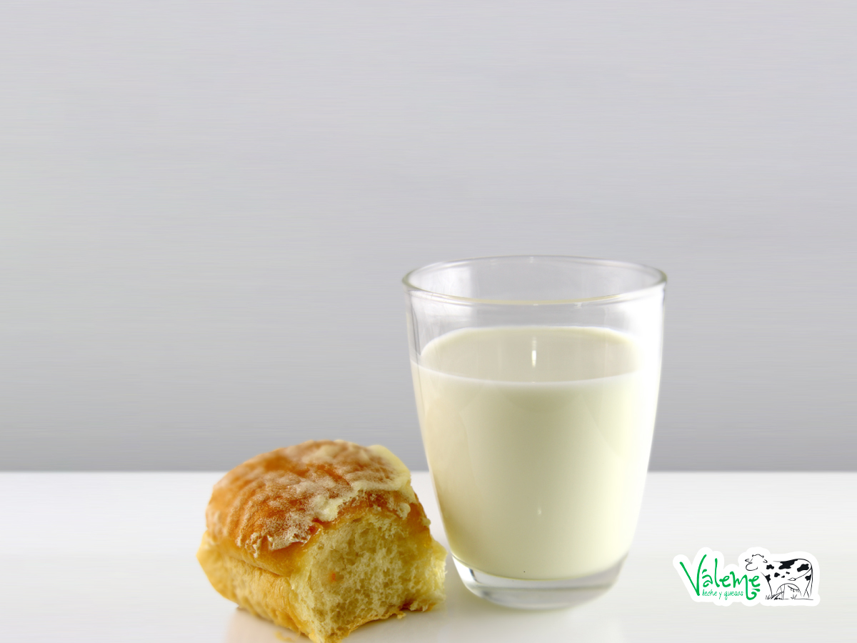 Hoy nos damos el placer de merendar unos bollos y un buen vaso de leche Váleme!! Vamos a  afrontar el fin de semana con alegría!!

#Salud #LecheVáleme #Sabor