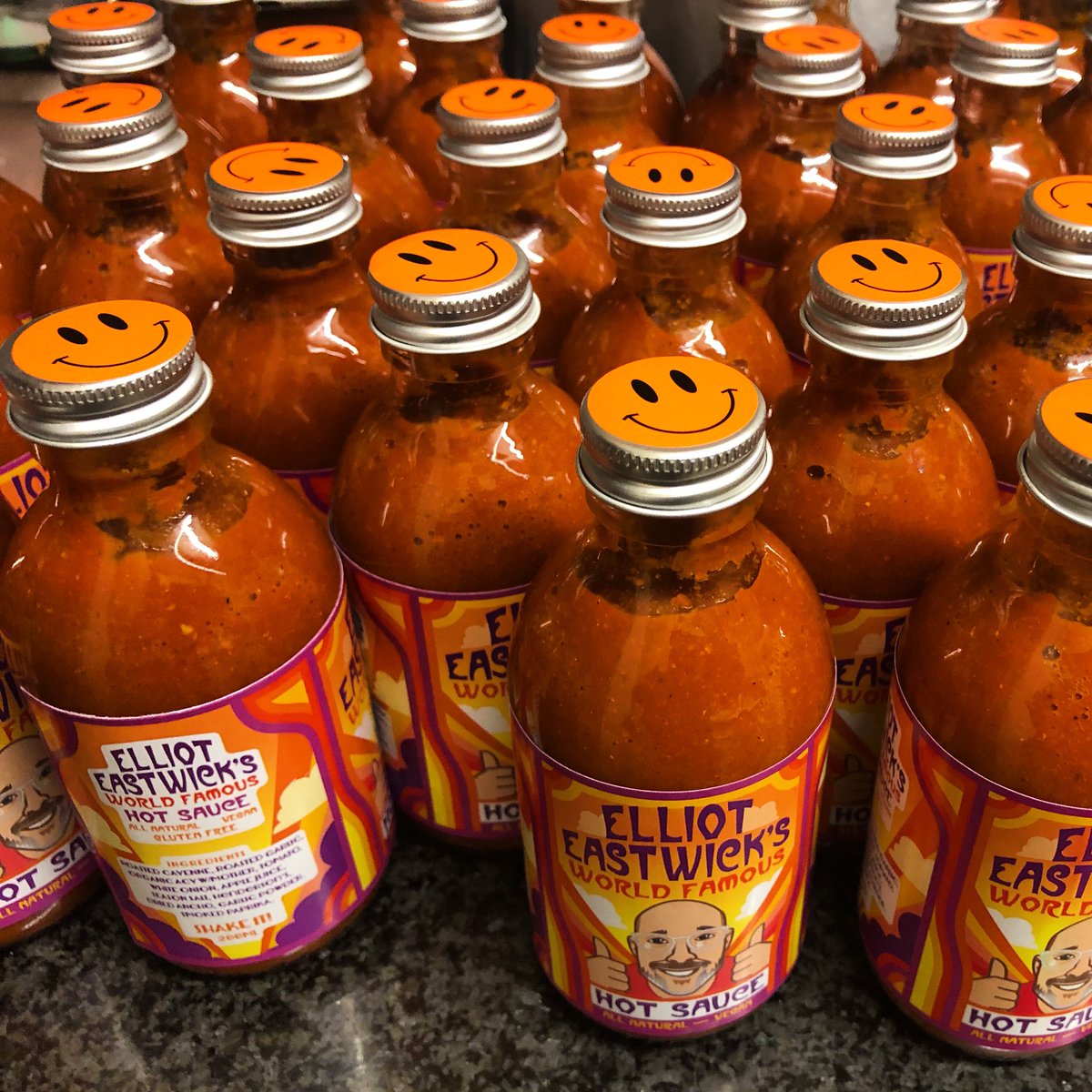 WorldFamousHot1's tweet image. It’s Freebie Friday! RT this tweet and follow us and you’re in to win a bottle of World Famous! 🔥🌶🚨✅