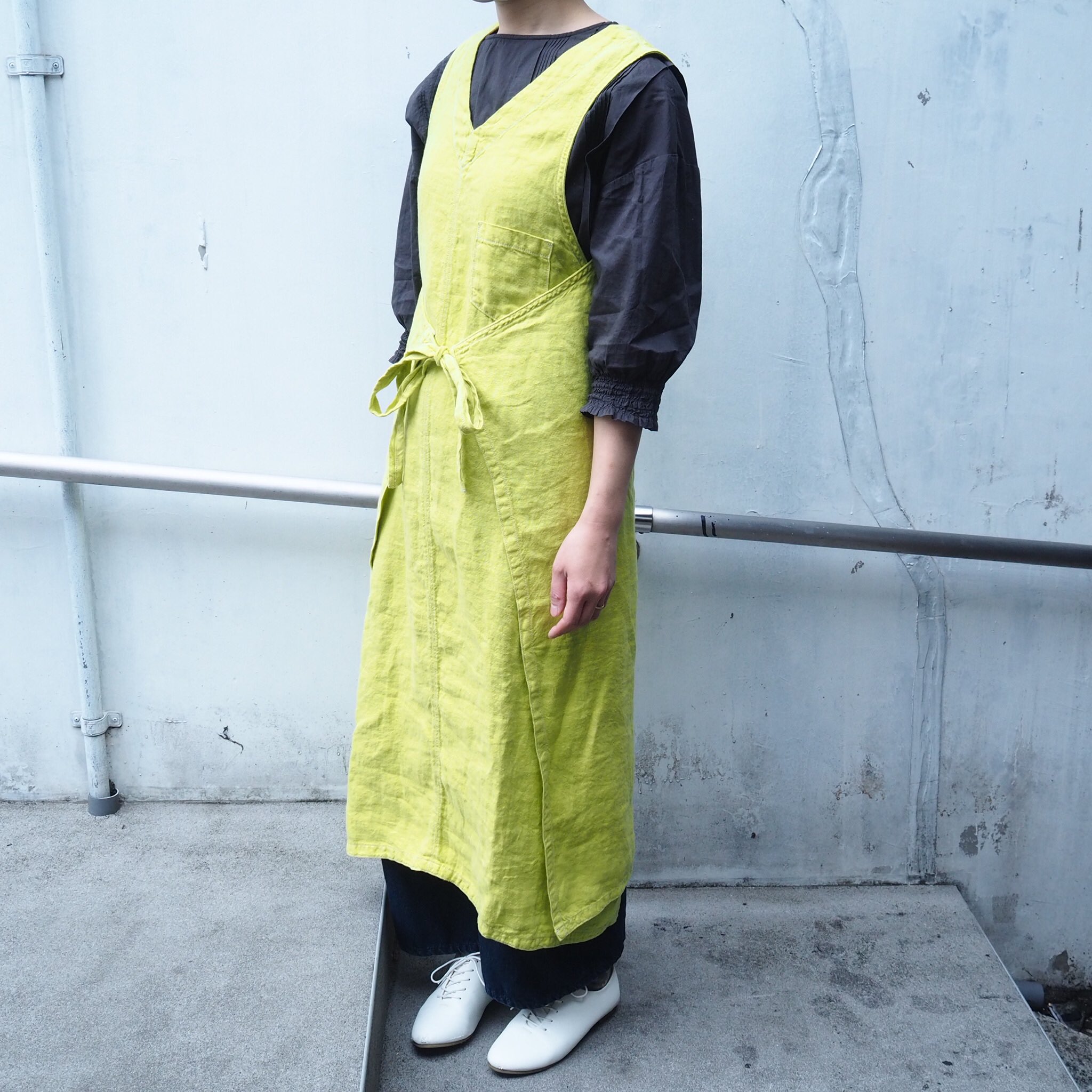 四歩 Kinottオックスエプロン のご紹介です 四歩スタッフも愛用しているエプロン ワンピースタイプ前でも後ろでも着られるリバーシブルタイプです Vネックとラウンドネックをお好きな方で着られます サイドの紐も前後どちらでも結ぶ事ができ好みや