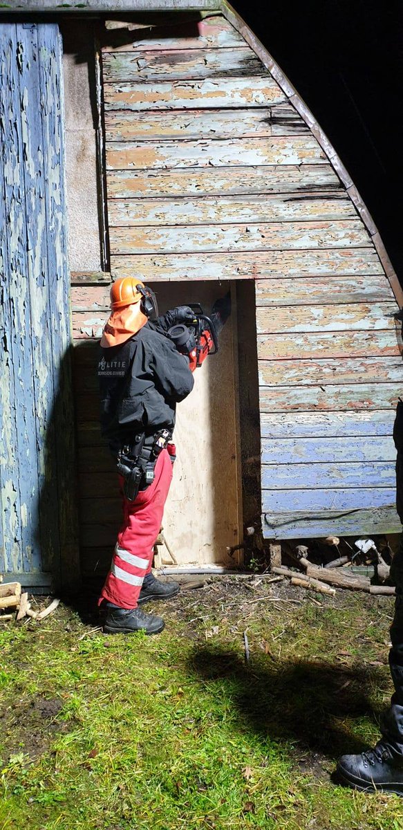 De politie heeft donderdag naar aanleiding van een tip in een pand aan de Hoofdweg in Hellum een hennepstekkerij gevonden.