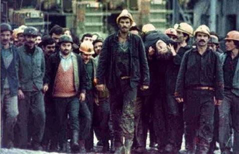 "Biz kuralım sonra kendi ellerimizle kurduklarımızın altında ezim ezim ezilelim. Daha sandık başına gidip bir işçi gibi oy kullanmayı bile öğrenemedik be. Sözüm ona aklımız var ama neye yetiyor? ‘Kader’ demeye, ‘kısmet’ demeye, ‘alın yazısı’ demeye."

🎬 Maden