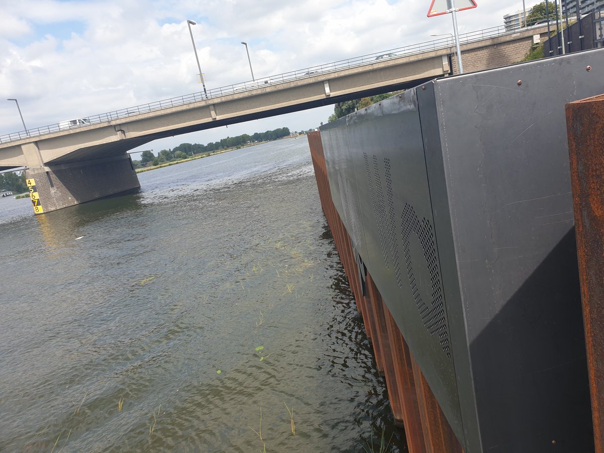 De stalen damwand van Looskade Roermond mogen wij bekleding met cortenstalen gevelbekleding en met Art-Punch gemaakte passende tekst uit het Roermondse volkslied. Monteren vanaf een montage boot is een leuke uitdaging! 😃 

vptversteeg.nl