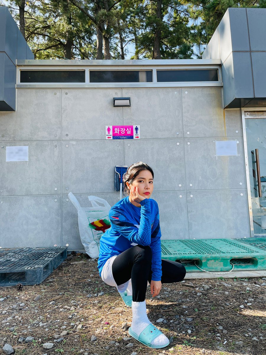 [#솔라]

우리 무무 어려분 잠시 후 9시,
솔라가 출연하는 JTBC '갬성캠핑'
본방사수 부탁드려요💙

#마마무 #Solar #갬성캠핑
