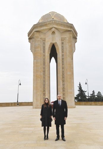 Prezident İlham Əliyev və birinci xanım Mehriban Əliyeva şəhidlərimizin xatirəsini yad ediblər 

bit.ly/3okdQNl

#President
#FirstvicepresidentofAzerbaijan
#IlhamƏliyev
#MehribanƏliyeva
#Azerbaijan