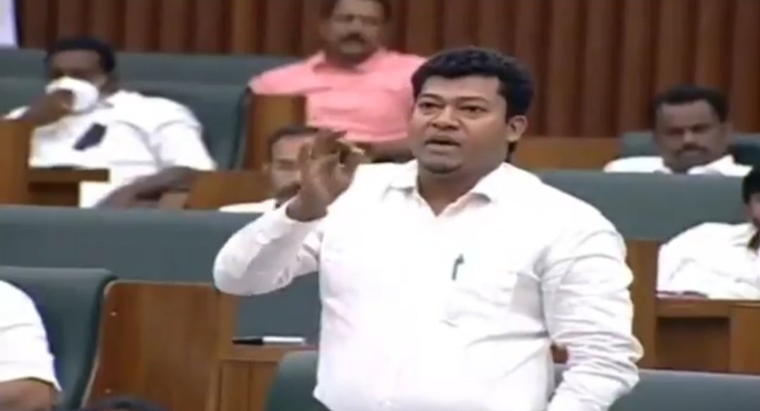 KishorK_22's tweet photo. 03.12.2020 శాసనసభ..
శీతాకాల సమావేశాలు– నాల్గోవ రోజు
నిన��న జరిగిన అసెంబ్లీ సమావేశాలలో మంత్రివర్యులు @DrSeediriYSRCP గారు. అమూల్ ప్రాజెక్ట్ పై అసెంబ్లీలో వాడివేడిగా చర్చ..
#APAssembly
#APAssembly2020 https://t.co/Y93t4BuGH9