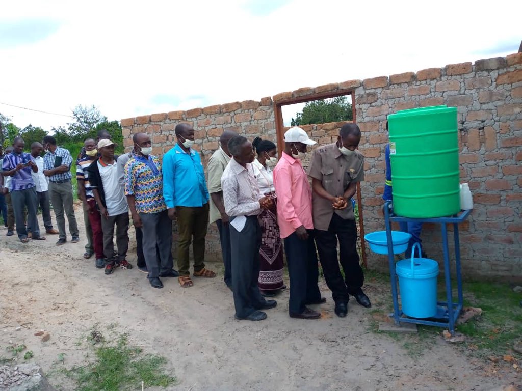 NetsayiMudege's tweet photo. Demonstrating biosecurity measures at Kasakalabwe Multipurpose Cooperative in Kasama #Zambia. Smallholder farmer #aquaculture training @WorldFishCenter https://t.co/SDXkOPSjzx