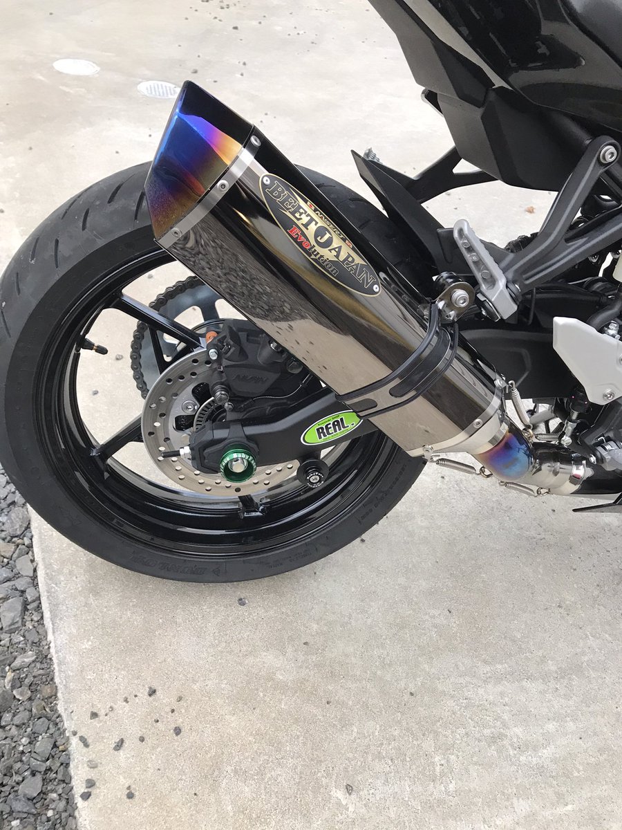 marimo7_ZX25R's tweet photo. 本日、12月4日にzx25r 納車しました。
4000回転での慣らしはバックミラーとの戦いでしたが、無事帰宅しました🏠
リアアクスルカップの緑が自分的には格好良かった😍
取り敢えずは土日で200㎞突破させて、来週の通勤に使える様にしなくては😏 https://t.co/to9Db62ByW