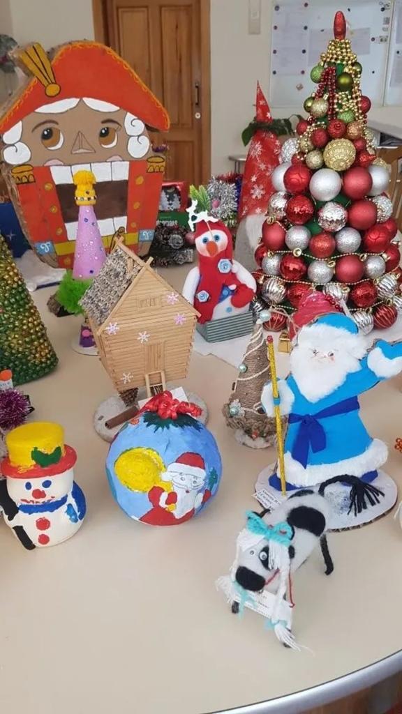 Сколько талантливых и творческих детей и родителей в нашей школе! Завершился школьный этап городского конкурса на лучшую новогоднюю игрушку. Для жюри предстоит неимоверно трудная работа: среди такой красоты просто невозможно выбрать победителя. Спасибо всем участникам!