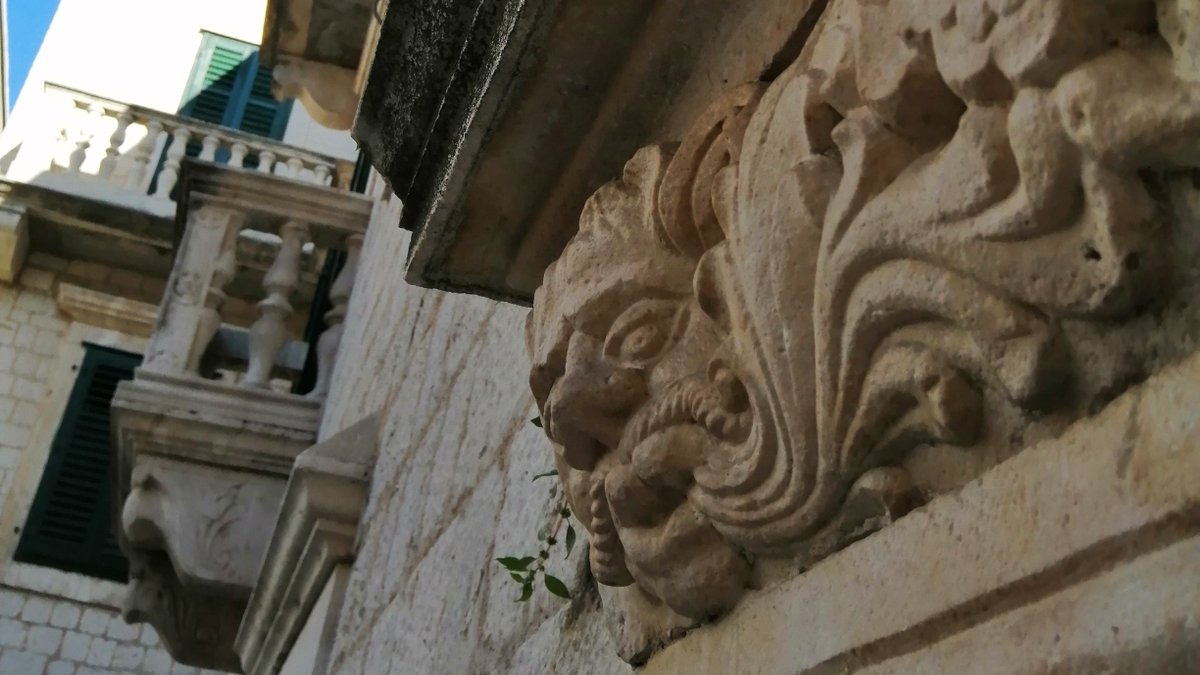 SplitHotel's tweet image. Entrance to Slavija hotel. All you need to do is to look up to see this unique work of art from the 17th century 

#lovetotravel #lookup #visitsplit #traveleurope #croatia2020 #hotelinoldtow #historichotel #smallhotel #diocletianspalace #arhitecture