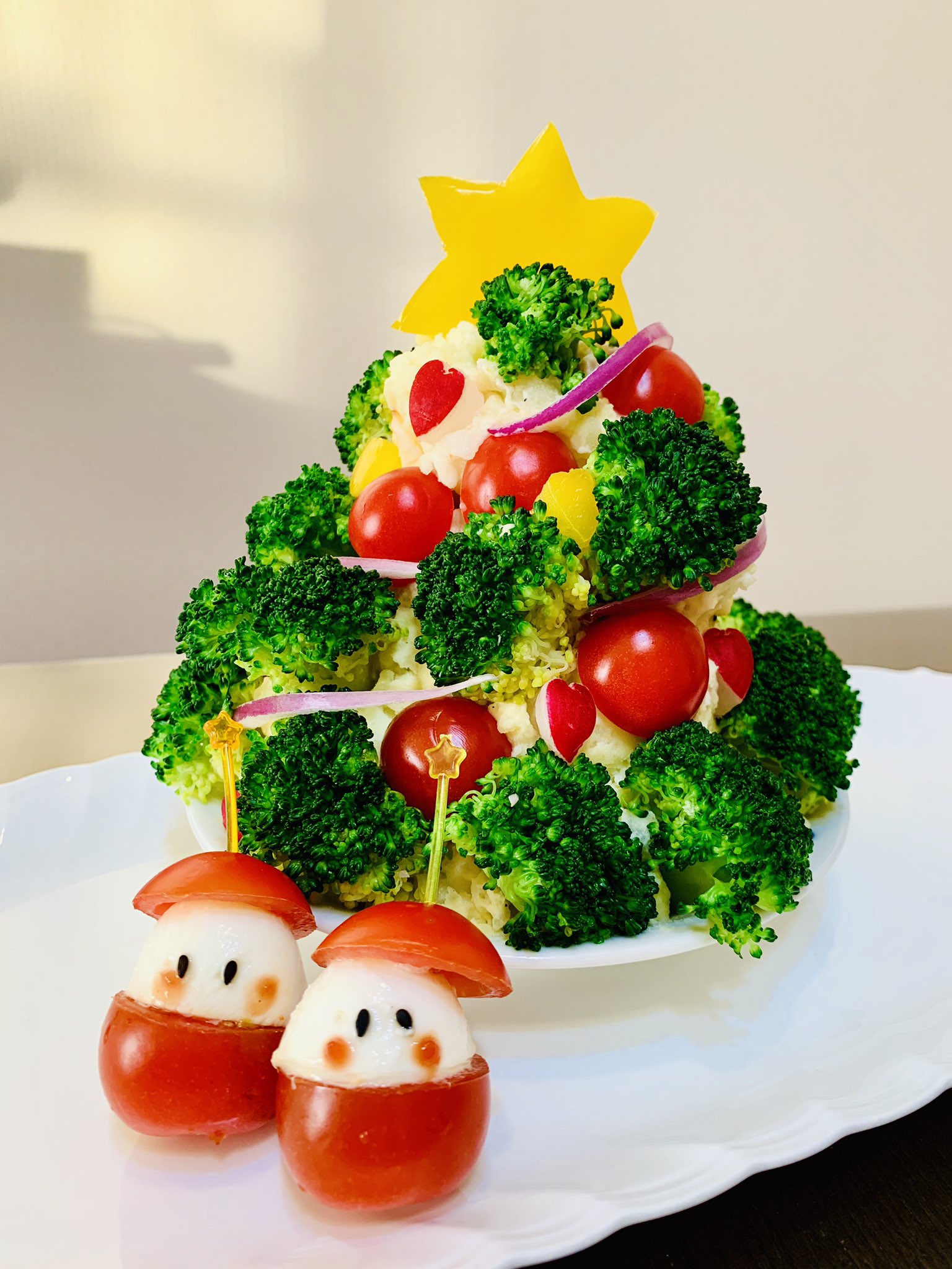 ゆーみん 冷蔵庫にあるものでサラダ 作ってみました ポテトサラダをベースに Xmasツリーサラダ プチトマトとモッツアレラチーズ で小さなサンタさん 幸せのサラダ 家にあるもので Bros1991 T Co O7vh4plava Twitter