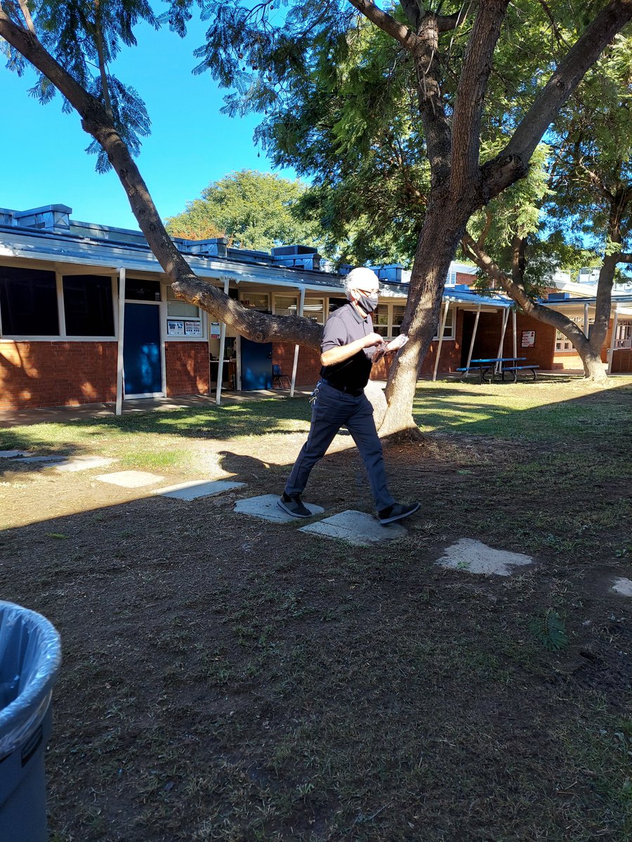 This is what a great administrator does when lunches are frozen. Microwave duty! <a href="/BHandley4/">Brian Handley</a> @ChaseTigers <a href="/CajonValleyUSD/">CajonValleyUSD</a>