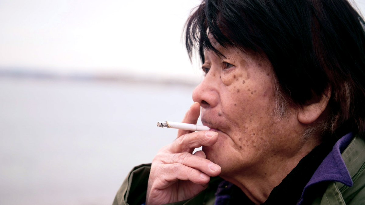 森山大道ドキュメンタリー映画 過去はいつも新しく 未来はつねに懐かしい 森山大道さん 本当によく煙草を吸います 予告編に も出てきますが それが何だかすごく絵になるのです でも吸えるところ減ってきて困りませんか と聞くと オレ 都内の煙草
