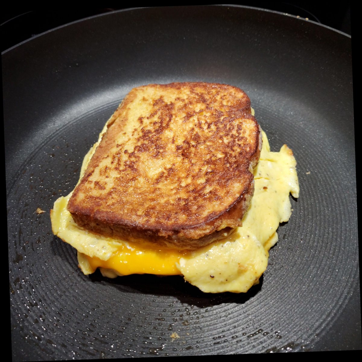 egg sandwich pan hack / Twitter