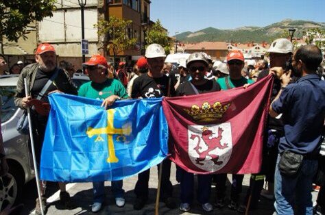 txapucabor's tweet photo. Feliz Santa Bárbara! 
A los mineros, a los que tienen sangre minera, a los que han luchado por su trabajo como nadie, a los que han llorado como nadie por el fin como mi madre (foto) y todas las madres y sobretodo a los que han quedado dentro

#leonesp #asturias #santabarbara https://t.co/0y6nk3sW9r