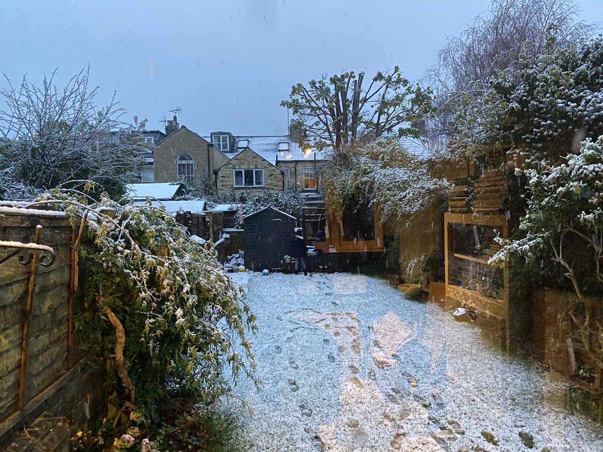 You would have had got pretty long odds on the first snow of winter being in Cambridge CB1 6/10 #uksnow