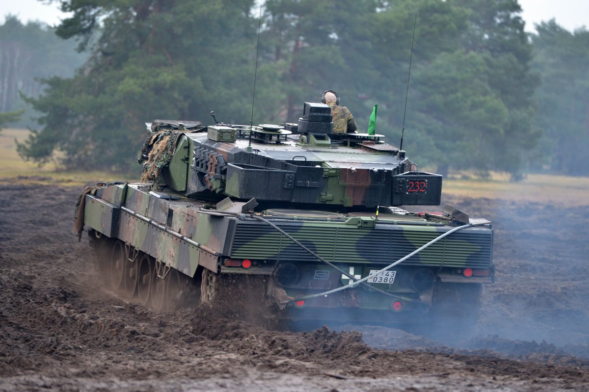 Deutsches_Heer's tweet photo. "Einmal Panzermann - Immer #Panzer|mann!" Wenn @DieReserve #Heer im #Panzerbataillon203 mit #Leopard2 schießt, dann liegt das Feuer auch sicher im Ziel. Erst vor einem Jahr wurde die 6. Kompanie mit #Reservist|en aufgestellt. Schon jetzt beeindrucken sie: https://t.co/iNoP38RtLD https://t.co/FuWbwywrdv